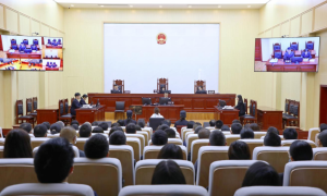 年轻干部旁听庭审 ，沉浸式开展警示教育